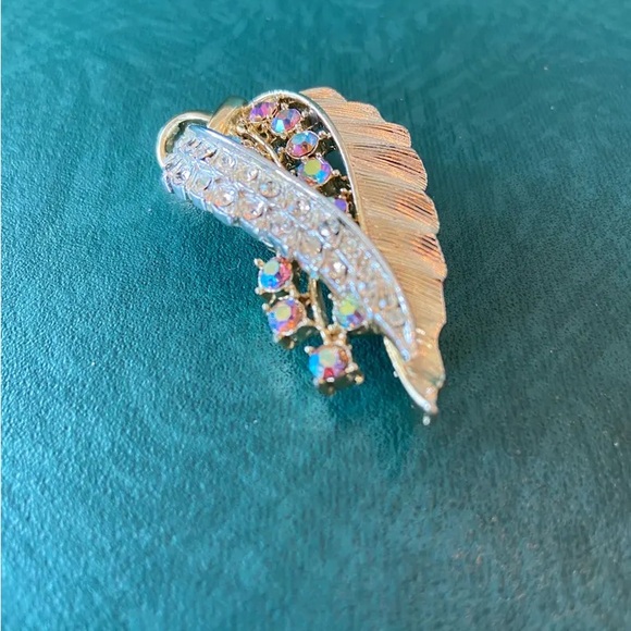 Vintage CORO brooch Rhinestone Leaf Aurora borealis gold tone silver signed - Picture 2 of 6